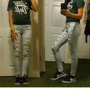 AEO ripped light blue jeans SIZE 2 REGULAR